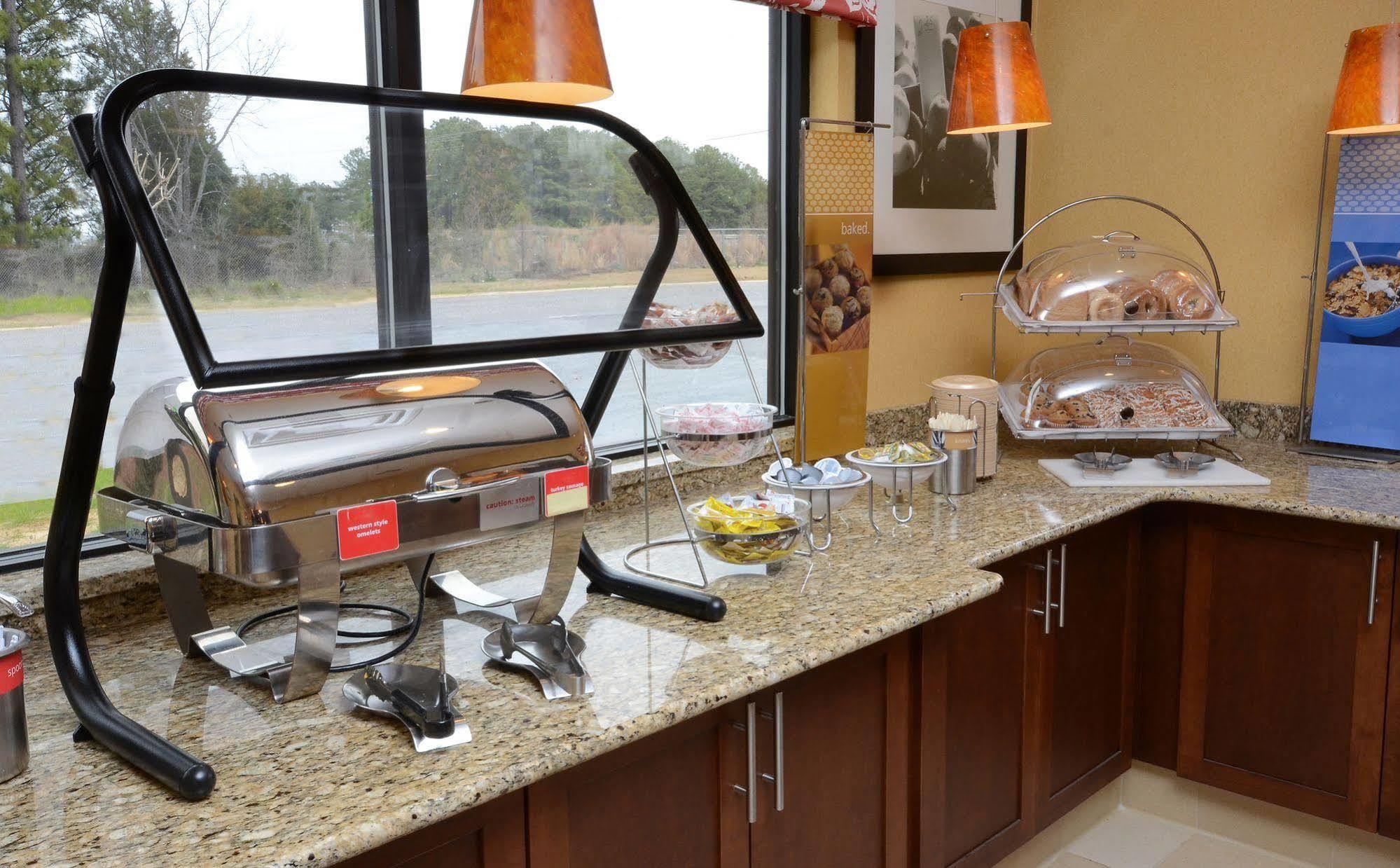 Hampton Inn Fayetteville Fort Bragg Exterior photo
